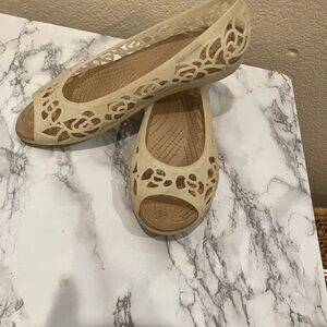 Elegant Cream Peep-Toe Flatscrocs jelly ballets in excellent condition. Size 8.